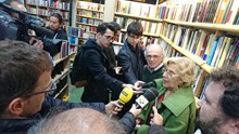 Carmena visita una librería para reivindicar el poder de la lectura Carmena visita una librería para reivindicar el poder de la lectura